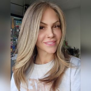 Meet your Posher, Sarah. Handmade gifts as well as home decor